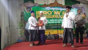 Pembagian sarung
