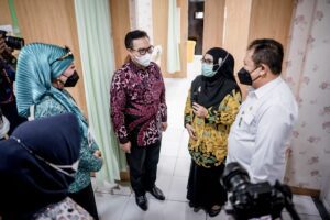 Kepala BKKBN RI Hasto Wardoyo di damping Bupati Hendy Siswanto