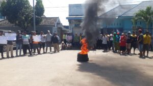 Aksi Bakar Ban