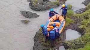 Gunakan perahu karet