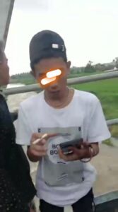 Pemuda bertopi