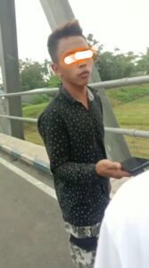 Pemuda baju hitam