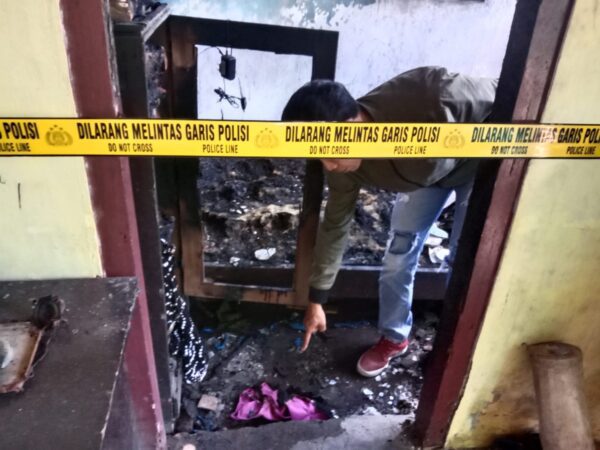 Bakar rumah