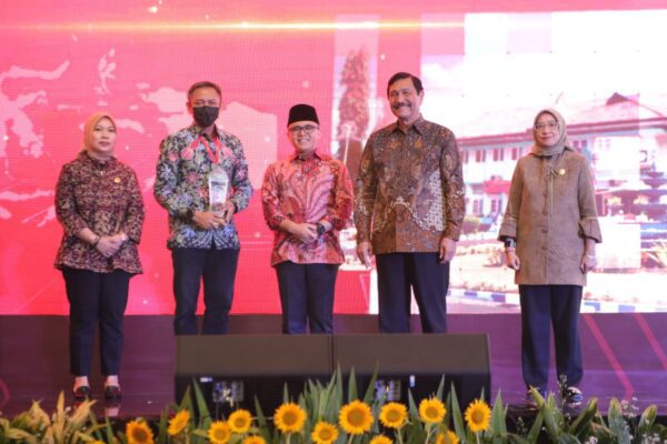 Menteri Koordinator Bidang Kemaritiman dan Investasi (Menko Marves), Luhut B. Pandjaitan saat bersama Menpan RB Azwar Anas dan sejumlah pejabat 
