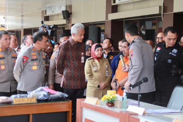Pelaku pencabulan saat diinterograsi Kapolda dan Gubernur Jateng Ganjar Pranowo, Selasa (11/4/2023).(diksi.co.id/tyo)
