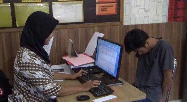 Polisi saat memeriksa salah seorang pelaku pengeroyokan, Kamis (27/4/2023).(diksi.co.id/ron)