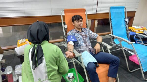 Donor darah yang digelar di Kantor Bank Indonesia Perwakilan Jember, hasilkan (16/5/2023).(pmi untuk diksi.co.id/rc)