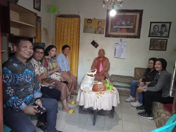 Kunjungan sosial kepada warga lansia yang dilakukan dua srikandi Vita dan Amel bersama Jemaat GKJW, Senin (22/5/2023).(diksi.co.id/but)
