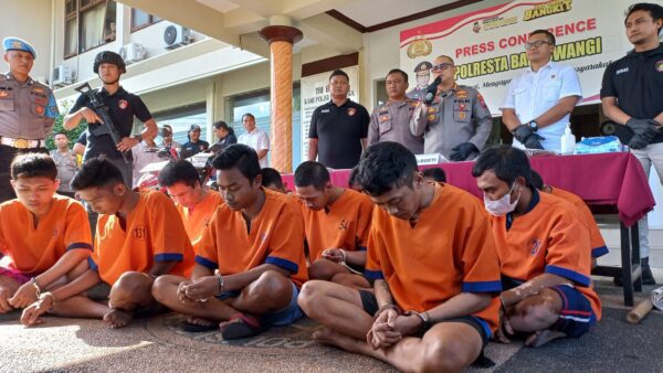 Lima belas orang dari 65 pelaku kejahatan yang berhasil ditangkap jajaran Polresta Banyuwangi saat Operasi Sikat Semeru ditunjukan saat rilis media, Rabu (14/6/2023).(diksi.co.id/nda)