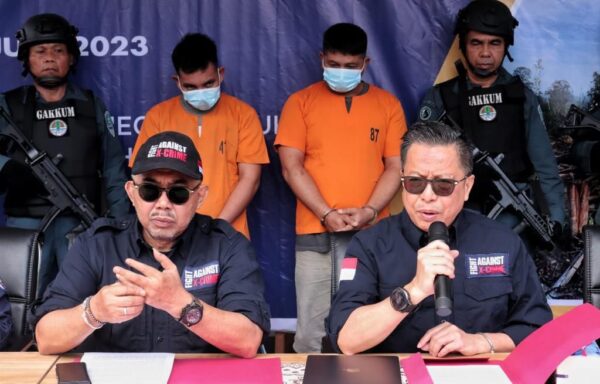 TMM (40) dan R (30) ditangkap oleh Tim Operasi Gabungan Pengamanan Hutan yang dilaksanakan oleh Direktorat Pencegahan dan Pengamanan LHK, Balai Gakkum KLHK Wilayah Sumatera, Balai TN Tesso Nilo, dan Balai Besar KSDA Riau pada saat sedang melakukan perambahan Kawasan Hutan TN Tesso Nilo .(diksi.co.id/pra)