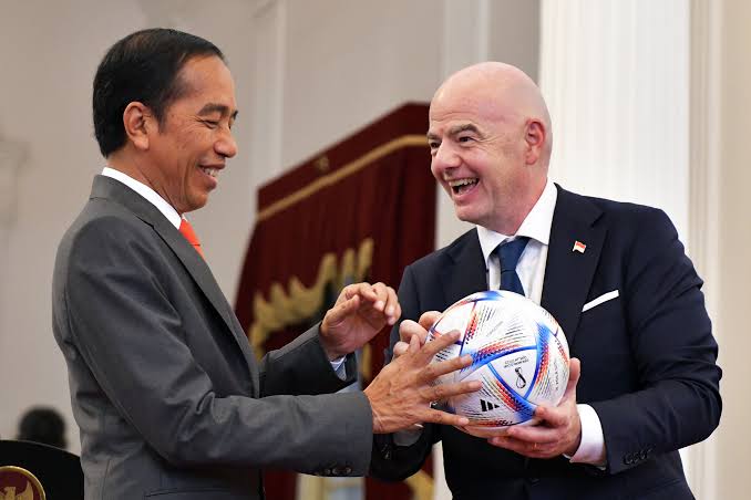 Presiden Joko Widodo saat bersama Presiden FIFA Gianni Infantino saat berkunjung ke istana negara beberapa waktu lalu.(diksi.co.id)