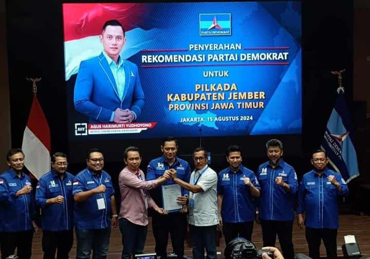 Ketua Partai Demokrat Agus Harimurti Yudhoyono saat menyerahkan rekomendasi kepada Gus Fawait dan Djoko Susanto.(diksi.co.id/ary)