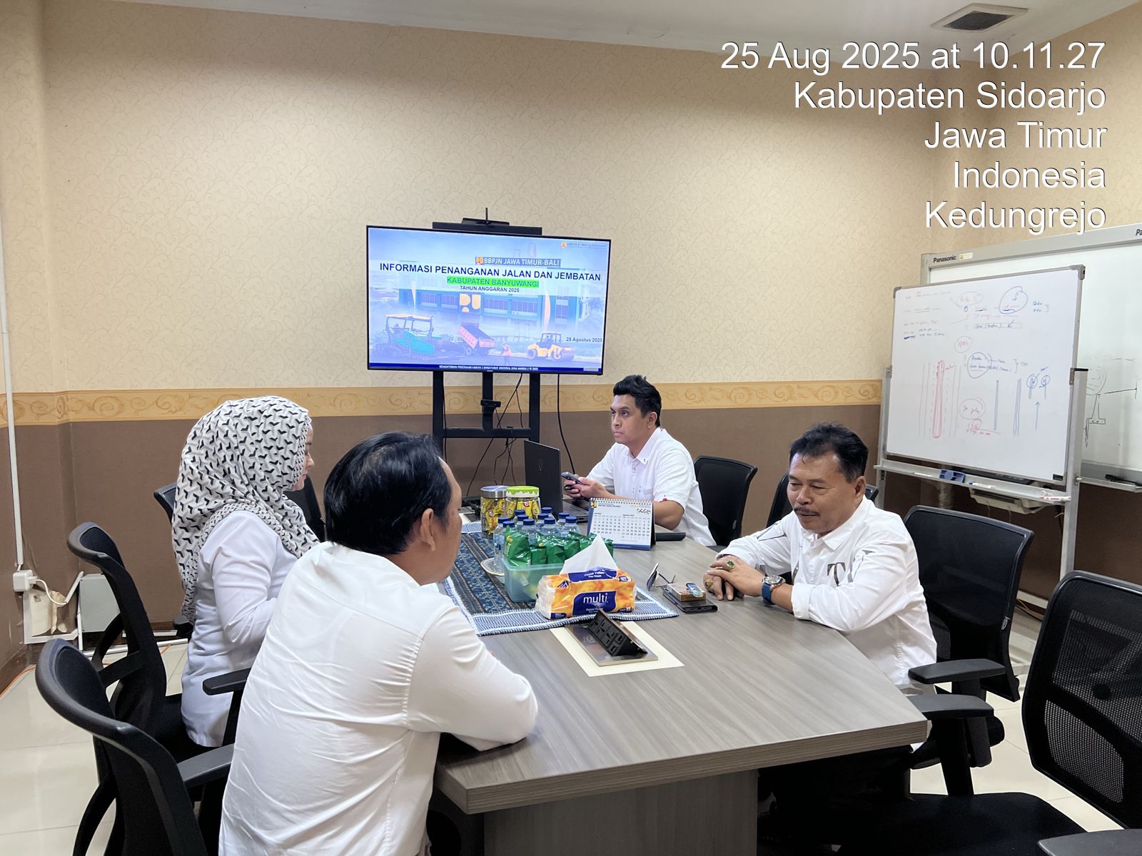 Ket foto : Wakil Ketua DPRD Banyuwangi, Ruliyono saat berkoordinasi dengan BBPJN Jatim-Bali mendorong percepatan pengerjaan Jalur Gumitir. (Memo X/Sugito) 